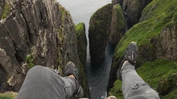 Bella Vista Dunnesdrangar Isole Faroe Gambe Uomo Cadute Dalla Scogliera — Video Stock