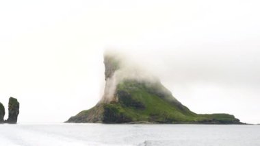 Faroe Adaları 'ndaki Drangarnir ve Tindholmur' un tekne manzarası. Kaya oluşumları Drangarnir Deniz Yığını ve Atlas Okyanusu 'ndaki Tindholmur Adası. Yüksek kalite 4k görüntü.