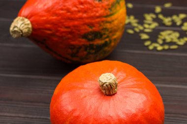 İki portakal kabağı. Ahşap arkaplan