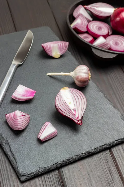 Gesnipperde Mes Snijplank Snijd Paarse Uien Een Kom Donker Houten — Stockfoto