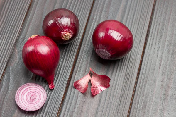 Drie Paarse Uienkoppen Gesneden Uien Ringen Doppen Tafel Donker Houten — Stockfoto