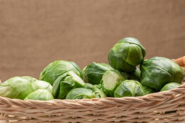Hasır sepette Brüksel lahanası. Boşluğu kopyala. 