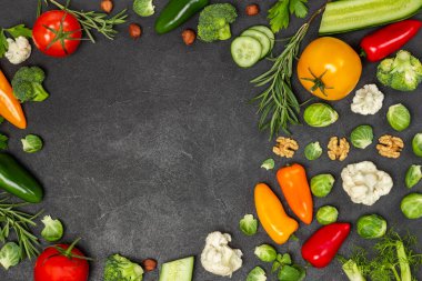 Masada çok renkli sebzeler var. Siyah arka plan. Düz yatıyordu. 