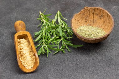 Masada biberiye var. Kasede zencefil tozu. Hindistan cevizi kabuklu kuru biberiye. Siyah arka plan. Üst görünüm.