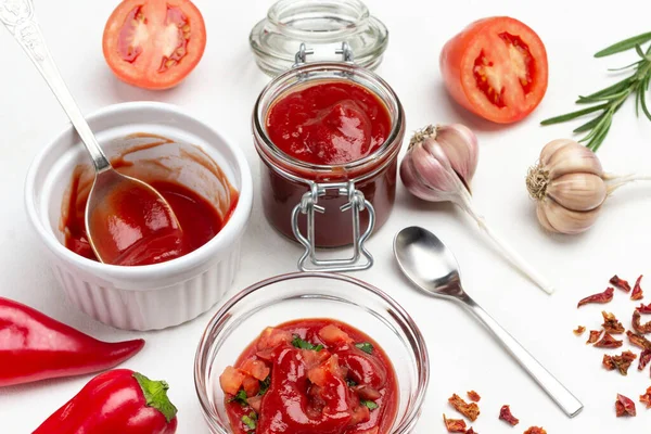 Sauce Tomate Dans Bol Verre Poivre Tomates Ail Sur Table — Photo