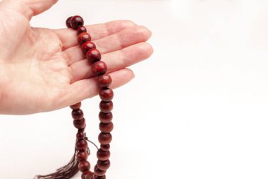 Tespihli bir kadın eli. Uzayı kopyala Beyaz arkaplan