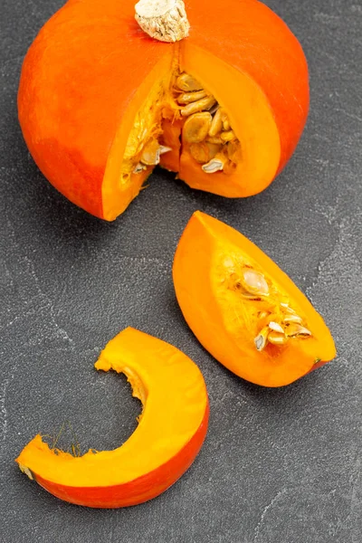 Oranje Pompoen Twee Pompoenschijfjes Bovenaanzicht Zwarte Achtergrond — Stockfoto