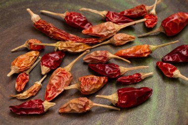 Tabakta kırmızı biber kabukları. Düz yatıyordu
