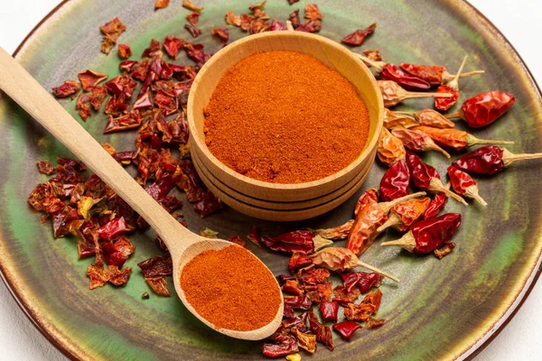 Paprika Ciotola Legno Cucchiaio Cialde Secche Peperoncino Sul Piatto Vista — Foto Stock