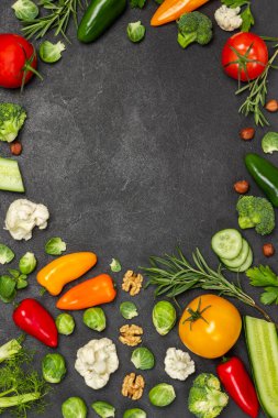 Masada çok renkli sebzeler var. Siyah arka plan. Düz yatıyordu. 