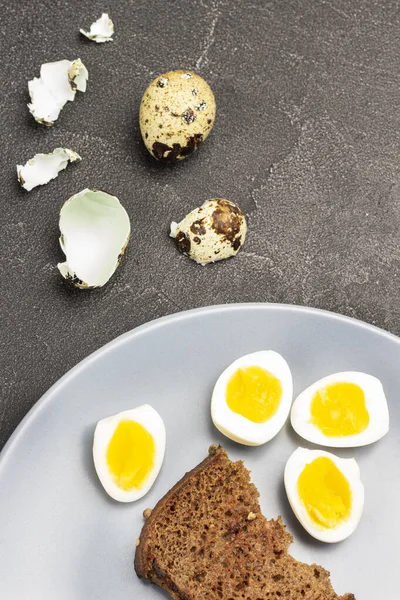 Τοστ Και Βραστά Αυγά Ορτυκιού Γκρι Πιάτο Κοχύλια Στο Τραπέζι Royalty Free Εικόνες Αρχείου