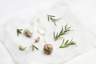 Kağıt üzerinde iki baş sarımsak ve biberiye. Üst Manzara. Beyaz arkaplan.