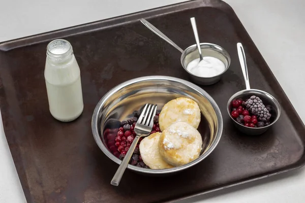 Cheesecakes Frozen Berries Fork Metal Plate Cream Glass Bottle Berries — Fotografia de Stock