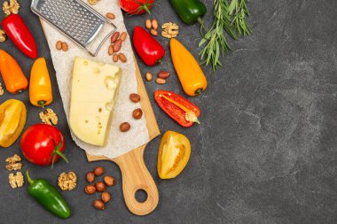 Peynir ve rende, fındık, renkli sebze ve biberiye filizi. Dengeli diyet. Uzayı kopyala Düz yatıyordu. Siyah arkaplan.