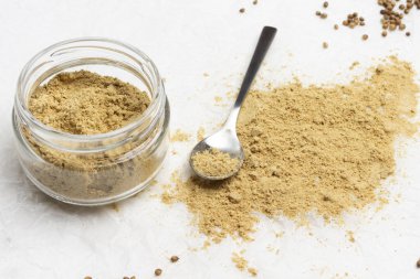 Cam kavanozda zencefil var ve masada. Beyaz arka plan. Üst görünüm