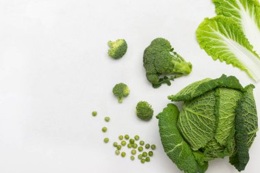Çin lahana yaprakları ve Savoy lahanası. Uzayı kopyala Düz yatıyordu. Beyaz arkaplan
