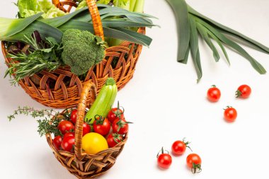 Sebze ve sebzeli iki hasır sepet. Üst Manzara. Beyaz arkaplan.
