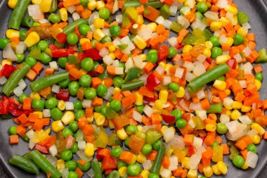 Sebze karışımı havuç, mısır, siyah tabakta kuşkonmaz. Düz yatıyordu