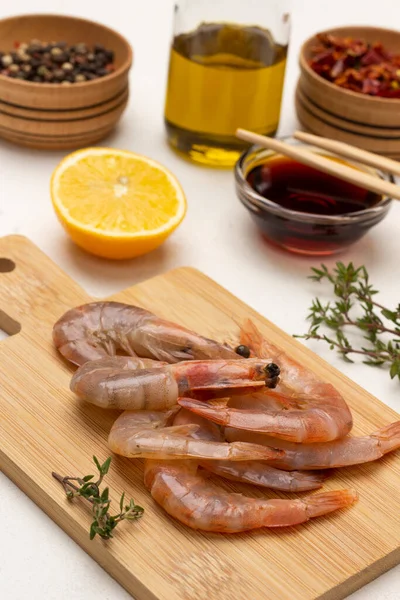 Raw Shrimp Cutting Board Soy Sauce Glass Bowl Chopsticks Spices — Stock Photo, Image