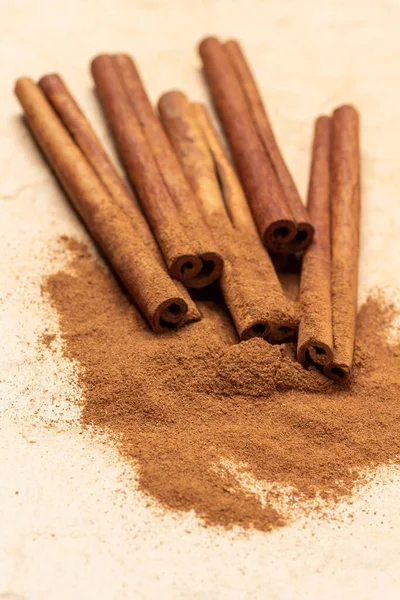 Ground Cinnamon Cinnamon Sticks Table Top View Brown Background — Fotografia de Stock