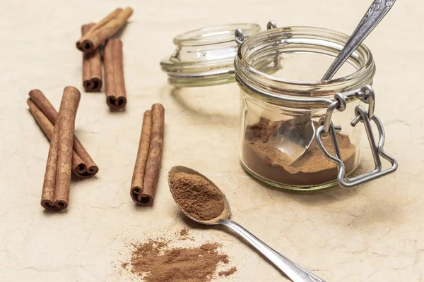 Ground Cinnamon Spoon Glass Jar Cinnamon Sticks Table Top View — Fotografia de Stock