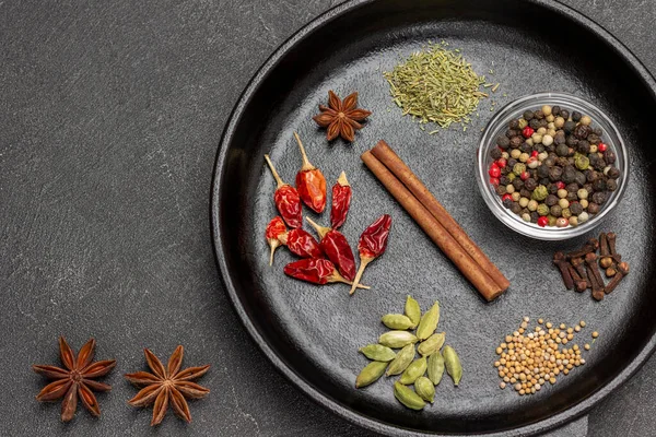 Cinnamon Stick Coriander Seeds Pepper Pods Cardamom Allspice Frying Pan — Stockfoto