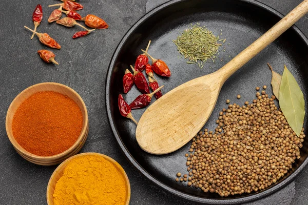 Cuchara Madera Semillas Cilantro Vainas Pimienta Sartén Cúrcuma Molida Pimentón — Foto de Stock