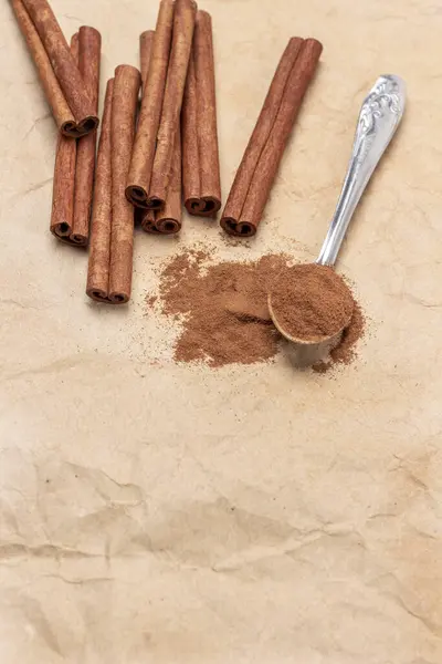 Ground Cinnamon Metal Spoon Cinnamon Sticks Copy Space Top View — Fotografia de Stock
