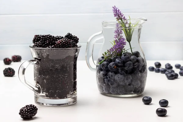 Blackberry Blueberry Infused Water Glass Mugs Berries Table White Background — Stock fotografie