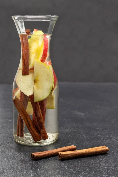 Cinnamon Apple Infused Water Glass Bottle Cinnamon Sticks Table Copy Royalty Free Εικόνες Αρχείου