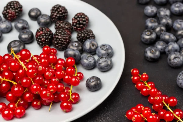 Berries Ripe Red Currants Blackberries Blueberries Gray Plate Table Close — Stock fotografie