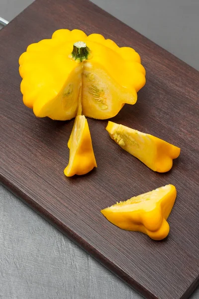 Sliced Pieces Yellow Patisson Cutting Board Top View Grey Background — Stockfoto
