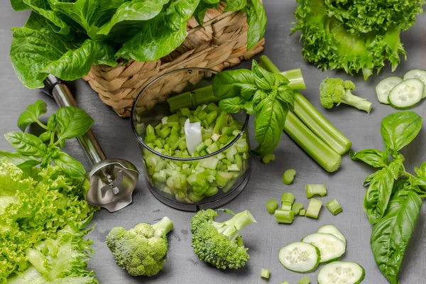 Batang Seledri Cincang Blender Brokoli Mentimun Selada Meja Berbaringlah Latar — Stok Foto