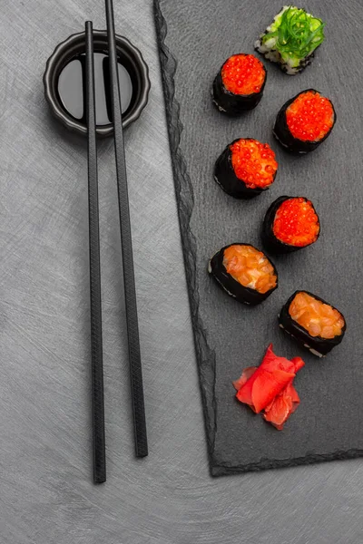 Sushi Com Caviar Salmão Tábua Pedra Chopsticks Tigela Com Molho — Fotografia de Stock