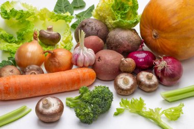 Havuç, mantar, balkabağı, lahana yaprakları, patates yumrusu ve brokoli. Üst görünüm