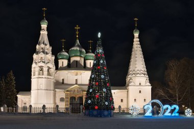 Karlı gece şehrinde bir yürüyüş