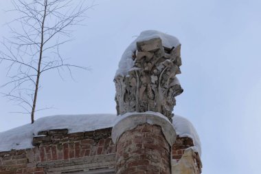 Yaroslavl şehrinin Peter ve Paul parkında zaman içinde yıkılan malikane.