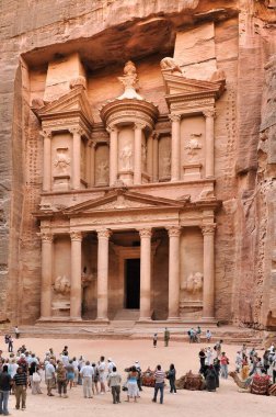 Petra kayalara oyulmuş antik bir şehir.