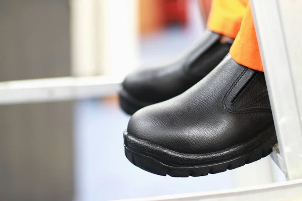 Arbetare Klättrar Upp Och Håller Stege Med Skyddsskor Och Orange — Stockfoto