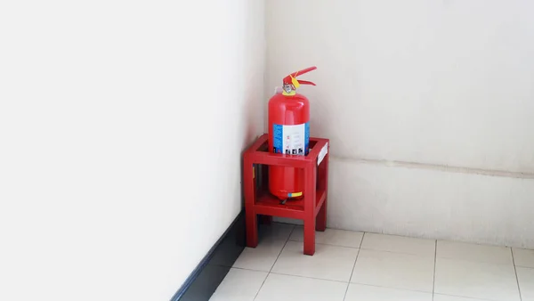 Πυροσβεστήρας Είναι Ένας Μικρός Φορητός Πυροσβεστήρας Που Χρησιμοποιείται Συνήθως Γραφεία — Φωτογραφία Αρχείου
