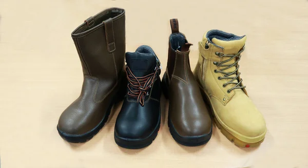 Deriden yapılmış güvenli ayakkabılar. Bu ayakkabıların iki işlevi var, moda ve ayakları korumak için. İşçiler bu ayakkabıları ayaklarını sert cisimlere çarpmaktan korumak için giyerler.