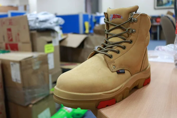 White boots for daily activities and protect the feet. Workers also wear these shoes as foot protection while working to protect their feet from work accidents.