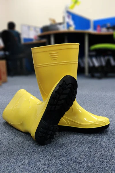 Κίτρινες Λαστιχένιες Μπότες Που Είναι Αδιάβροχες Συνήθως Φοριούνται Από Εργάτες — Φωτογραφία Αρχείου