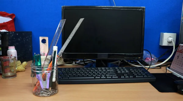 机や事務所の文房具のコンピュータ — ストック写真