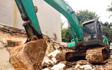 Kazıcılar veya dambıllar genellikle toprak kazmak ve toprak veya diğer malzemeleri kargo kamyonlarına taşımak için kullanılan ağır ekipmanlardır..