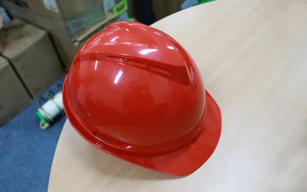Красный Шлем Безопасности Белым Фоном Оборудование Безопасности Правило Используется Строителями — стоковое фото