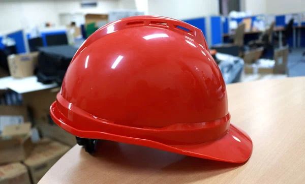 Zdjęcia Czerwonych Kasków Bezpieczeństwa Zazwyczaj Używane Przez Pracowników Ochrony Głowy — Zdjęcie stockowe