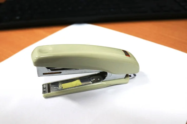 White Paperclip Stapler Office Desk Tool Part Office Stationary Supplies — Zdjęcie stockowe