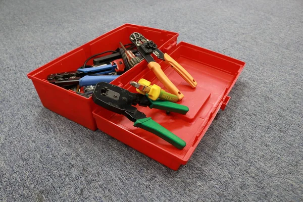 照片上是一个红色工具箱 里面塞满了工人的工具 — 图库照片