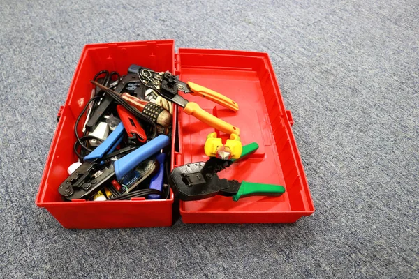 Foto Una Caja Herramientas Roja Llena Herramientas Para Los Trabajadores —  Fotos de Stock